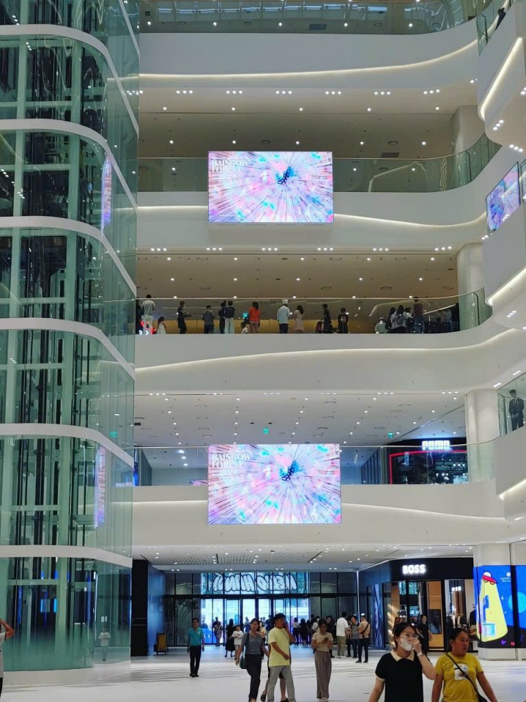 Màn hình LED trong trung tâm mua sắm